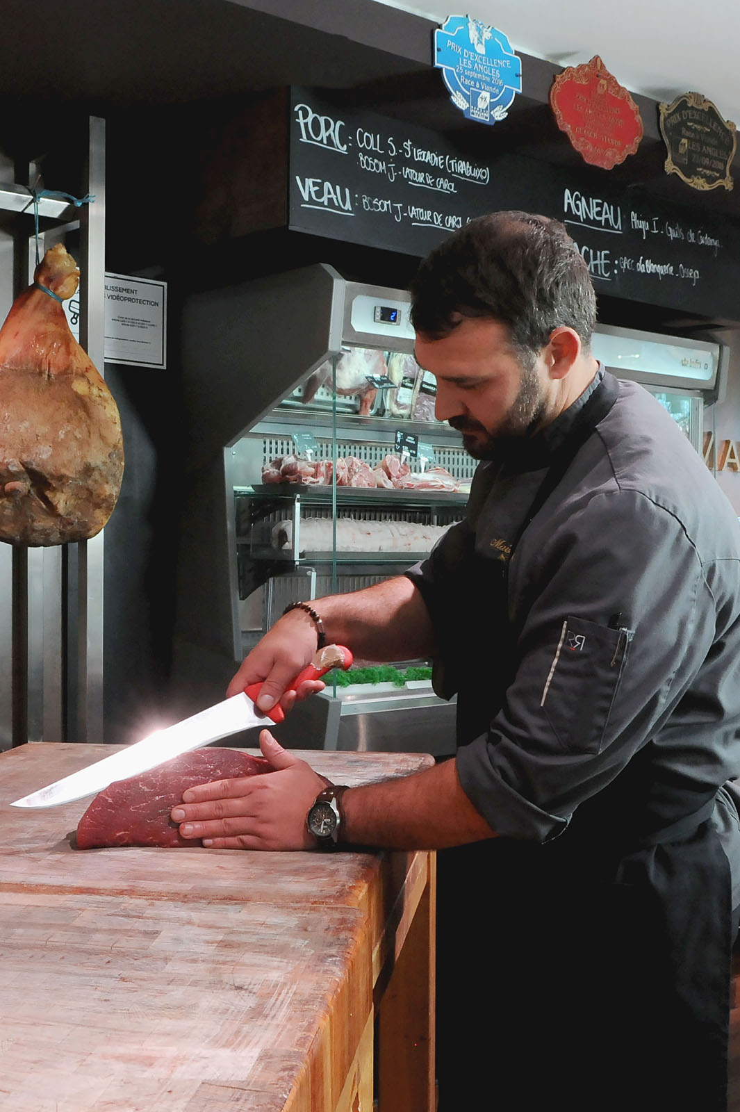 Maison Pouget | Boucherie à Bourg-Madame et Err | Travail de découpe de la viande