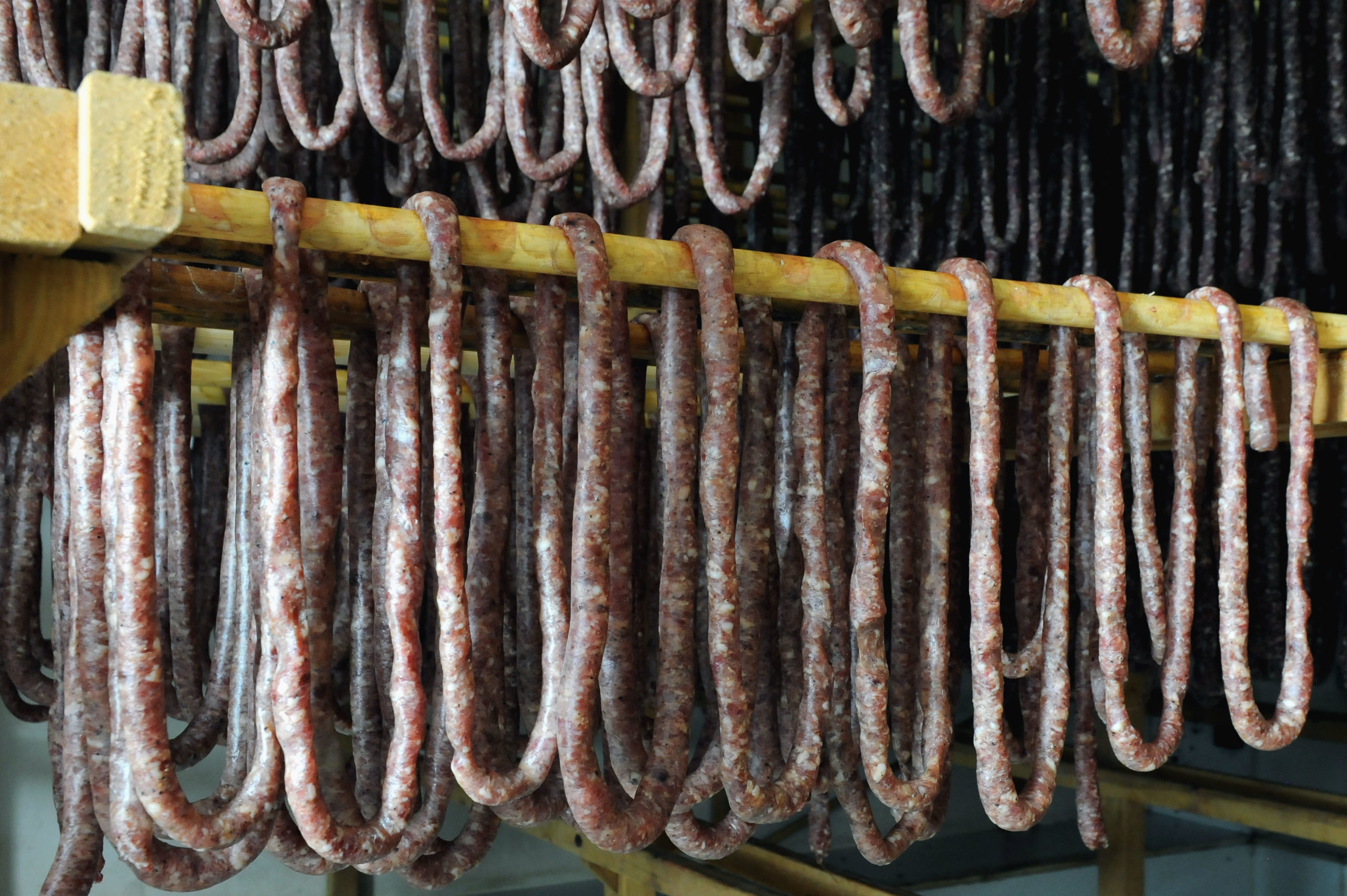 Maison Pouget | Boucherie - Charcuterie à Bourg-Madame et Err - Pays Catalan - Cerdagne - Séchoir maison